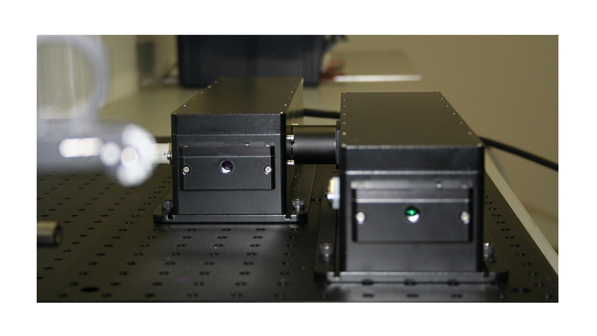 visible-laser-with-dual-output-head-upcycling-the-infrared-radiation-on-breadboard